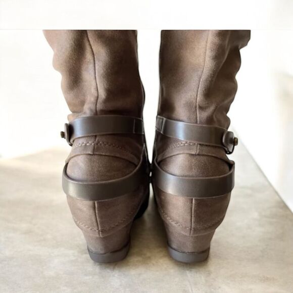 Baretraps-Highknee Boots with Buckle Detail Taupe Brown Suede Wedge Heel. Sz 10 - Picture 4 of 8